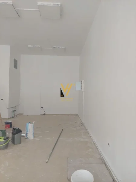 Tirane, jepet me qera ambjent biznesi Kati 0, 64 m² 820 € (PALLATI ME SHIGJETA)