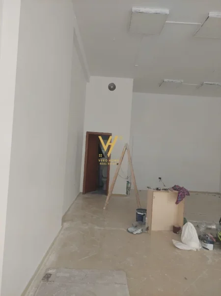 Tirane, jepet me qera ambjent biznesi Kati 0, 64 m² 820 € (PALLATI ME SHIGJETA)