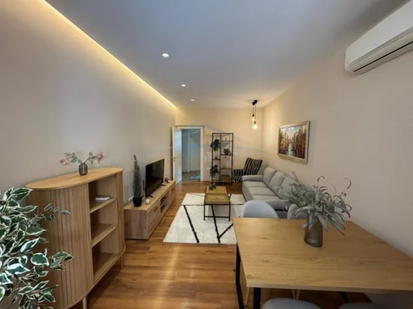 Tirane, jepet me qera apartament 2+1 Kati 1, 85 m² 1.150 € (Bllok,)