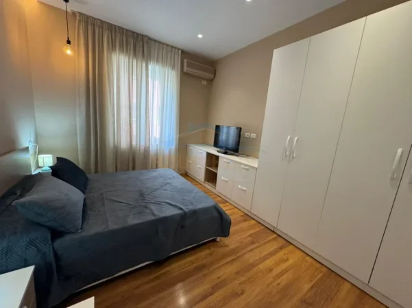 Tirane, jepet me qera apartament 2+1 Kati 1, 85 m² 1.150 € (Bllok,)