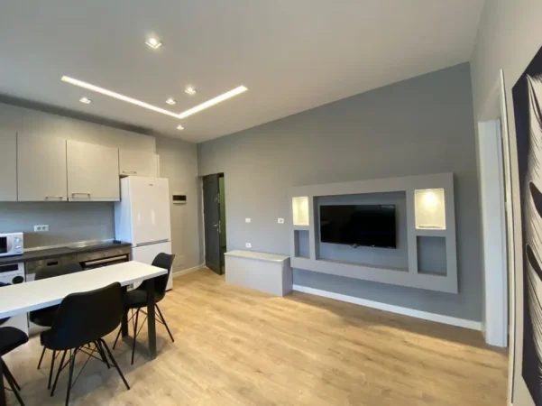 Tirane, jepet me qera apartament 1+1+Ballkon Kati 1, 65 m² 550 € (21 DHJETORI)