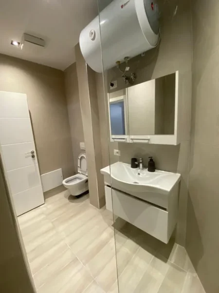 Tirane, jepet me qera apartament 1+1+Ballkon Kati 1, 65 m² 550 € (21 DHJETORI)