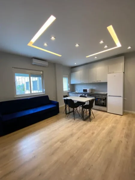 Tirane, jepet me qera apartament 1+1+Ballkon Kati 1, 65 m² 550 € (21 DHJETORI)