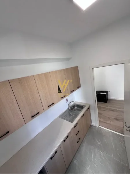 Tirane, jepet me qera zyre Kati 2, 95 m² 1.650 € (ISH BLLOK)