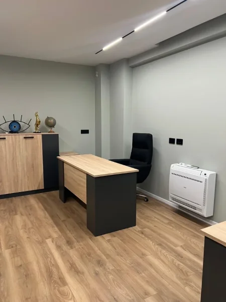 Tirane, jepet me qera dyqan Kati 4, 100 m² 900 € (liqeni i thate , kopshti botanik)