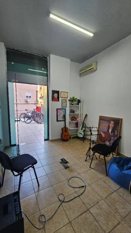 Tirane, jepet me qera dyqan Kati 0, 18 m² 259 € 