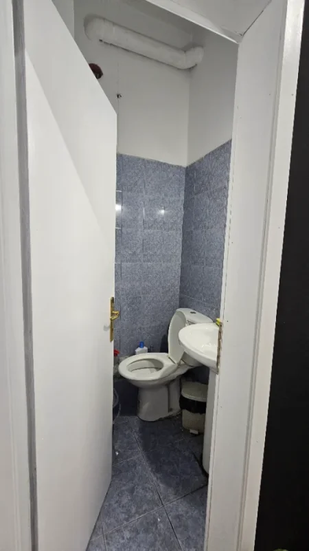 Tirane, jepet me qera dyqan Kati 0, 18 m² 259 € 