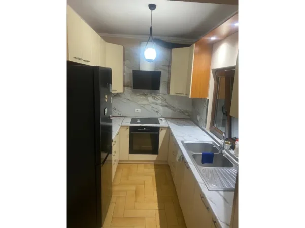 Shqiperi, jepet me qera apartament 2+1 Kati 5, 120 m² 600 € (Varri Bamit)