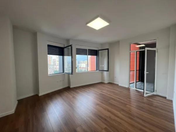 Tirane, jepet me qera zyre , 135 m² 1.500 € (Përballë Toptani Center)