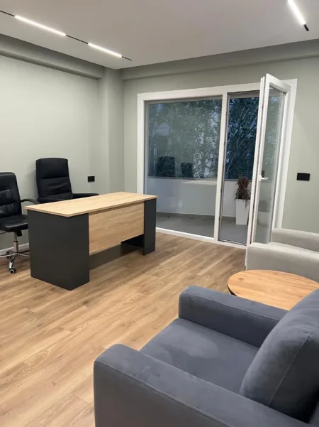 Tirane, jepet me qera dyqan Kati 4, 100 m² 900 € (liqeni i thate , kopshti botanik)