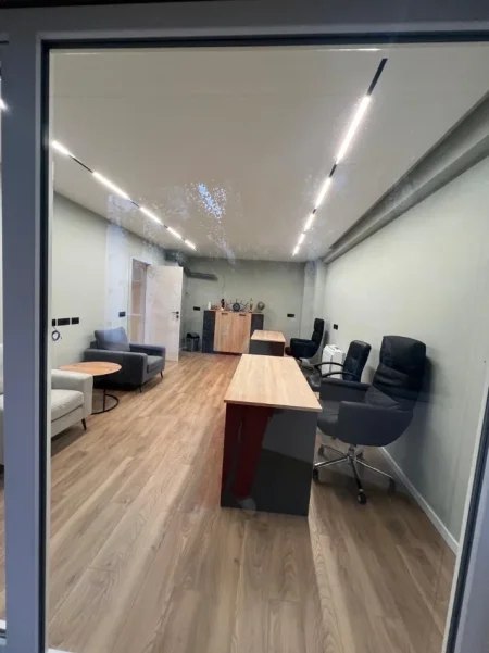 Tirane, jepet me qera zyre Kati 4, 100 m² 900 € (liqeni i thate , kopshti botanik)