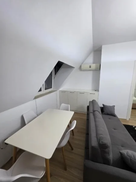 Tirane, jepet me qera apartament 1+1+Ballkon Kati 6, 60 m² 420 € (Liqeni i Thatë)