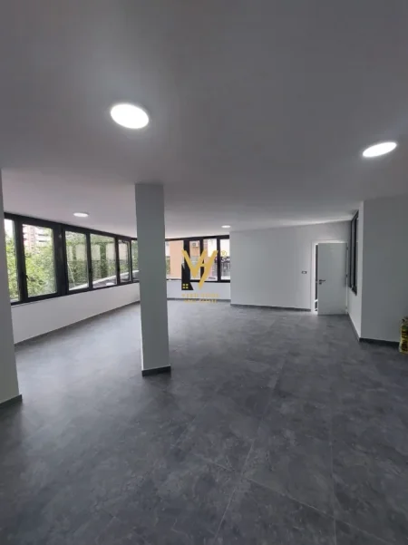 Tirane, jepet me qera zyre Kati 1, 150 m² 1.050 € (PALLATI ME SHIGJETA)