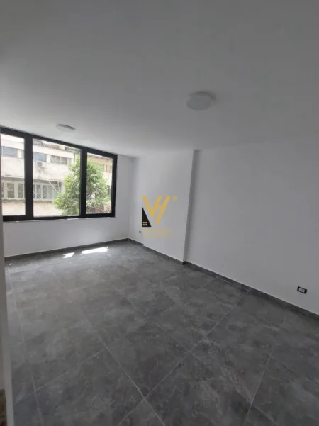Tirane, jepet me qera zyre Kati 1, 150 m² 1.050 € (PALLATI ME SHIGJETA)