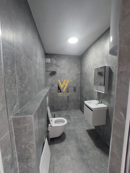 Tirane, jepet me qera zyre Kati 1, 150 m² 1.050 € (PALLATI ME SHIGJETA)