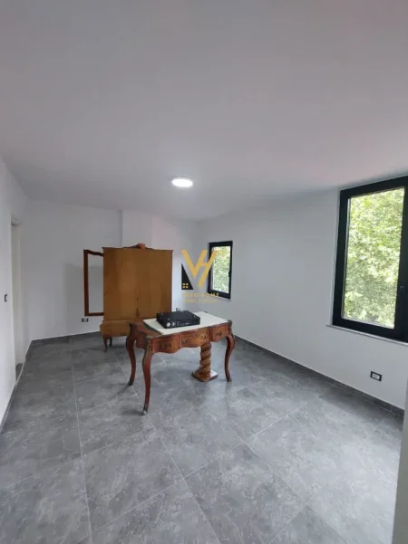 Tirane, jepet me qera zyre Kati 1, 150 m² 1.050 € (PALLATI ME SHIGJETA)