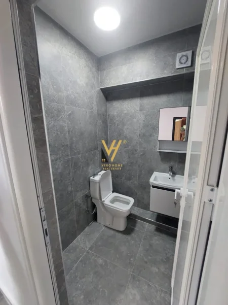 Tirane, jepet me qera zyre Kati 1, 150 m² 1.050 € (PALLATI ME SHIGJETA)