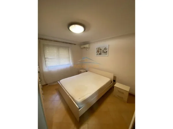 Tirane, jepet me qera apartament 2+1+Ballkon Kati 1, 53 m² 500 € (Rruga Hoxha Tahsim)