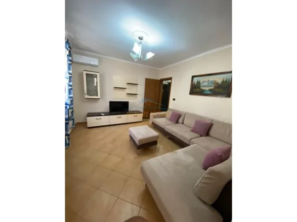 Tirane, jepet me qera apartament 2+1+Ballkon Kati 1, 53 m² 500 € (Rruga Hoxha Tahsim)