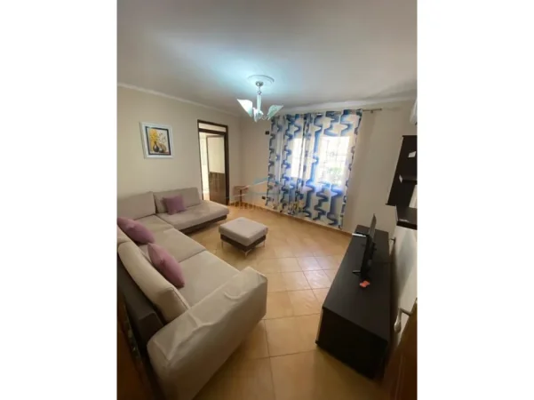 Tirane, jepet me qera apartament 2+1+Ballkon Kati 1, 53 m² 500 € (Rruga Hoxha Tahsim)