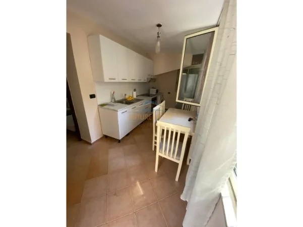 Tirane, jepet me qera apartament 2+1+Ballkon Kati 1, 53 m² 500 € (Rruga Hoxha Tahsim)