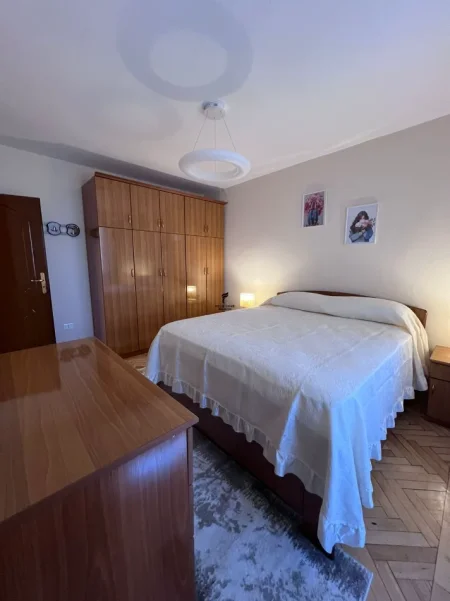 Tirane, jepet me qera apartament 2+1 Kati 4, 90 m² 650 € (KOMUNA E PARISIT)