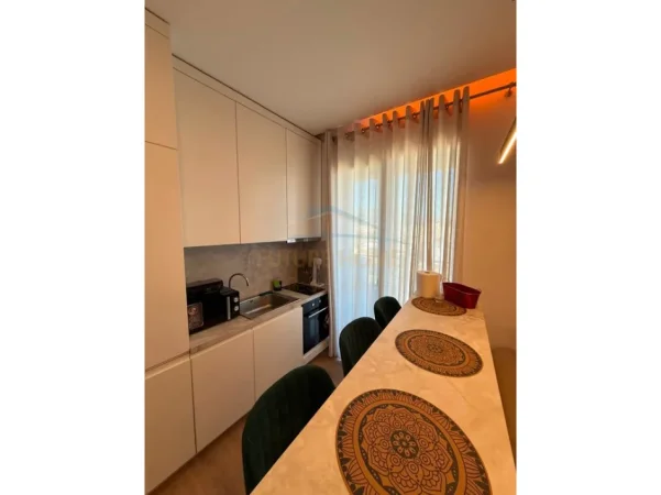 Tirane, jepet me qera apartament 1+1+Ballkon Kati 9, 65 m² 800 € (White Cloud)