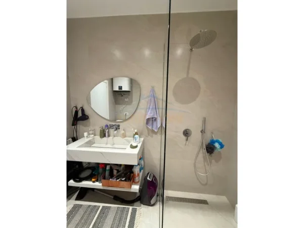 Tirane, jepet me qera apartament 1+1+Ballkon Kati 9, 65 m² 800 € (White Cloud)