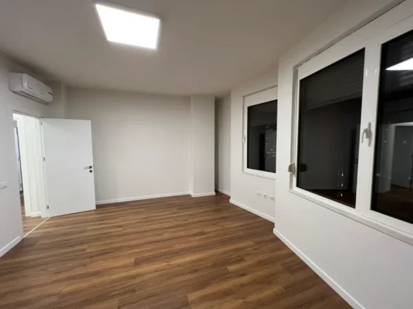 Tirane, jepet me qera zyre Kati 8, 135 m² 1.500 € (TOPTANI CENTER)