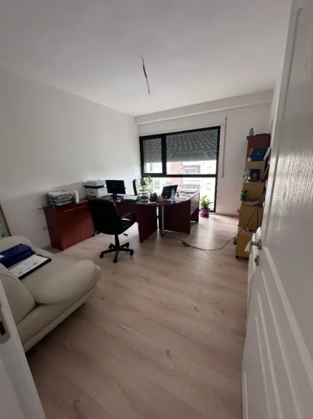 Tirane, jepet me qera zyre Kati 6, 92 m² 800 € (asim vokshi)