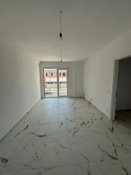 Tirane, jepet me qera zyre Kati 1, 90 m² 450 € (Univers City)