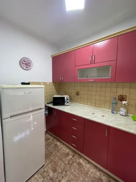 Tirane, jepet me qera apartament 1+1 , 70 m² 450 € (RRUGA NDRE MJEDA)