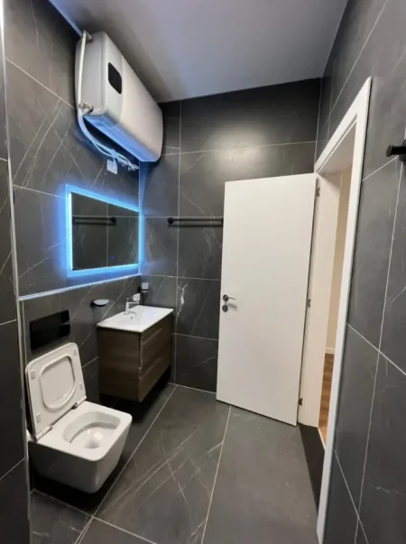 Tirane, jepet me qera zyre Kati 8, 135 m² 1.500 € (Toptani Center) Qender