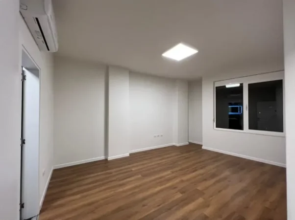 Tirane, jepet me qera zyre Kati 8, 135 m² 1.500 € (Toptani Center) Qender