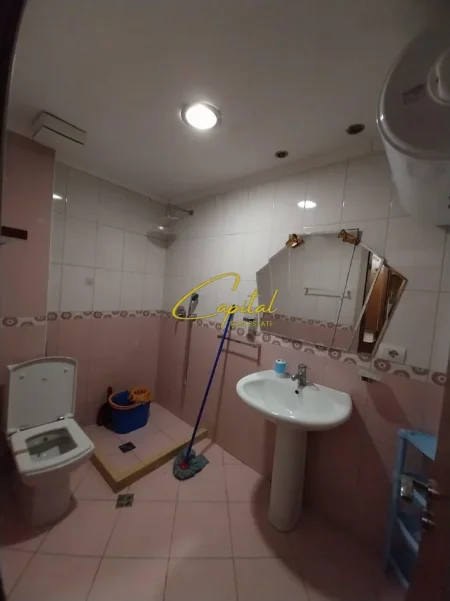 Tirane, jepet me qera apartament 1+1 Kati 3, 85 m² 550 € (KOMUNA E PARISIT)