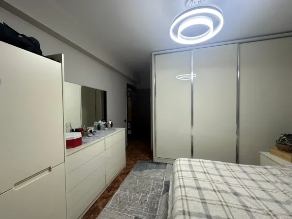 Tirane, jepet me qera apartament 2+1+Aneks+Ballkon Kati 2, 950 € (rruga e durresit)