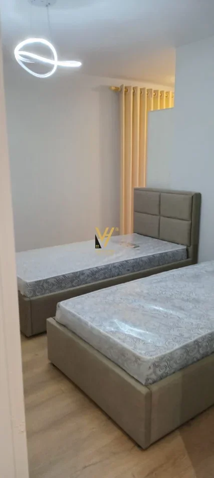 Tirane, jepet me qera apartament 1+1+Ballkon Kati 8, 95 m² 620 € (LAPRAKE)