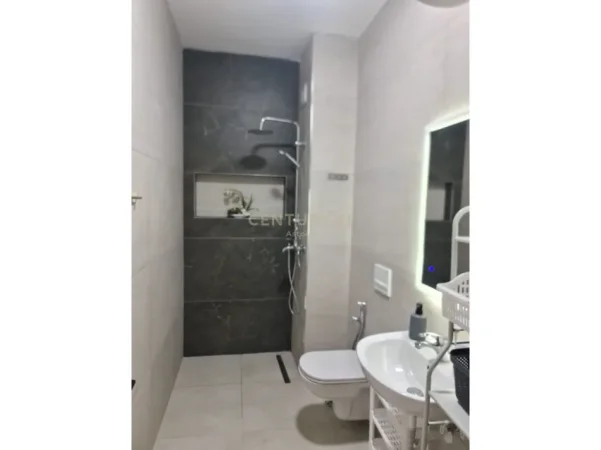 Tirane, jap me qera apartament 1+1 Kati 1, 58 m² 550 € (5 Maji)