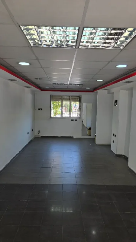 Tirane, shitet dyqan Kati 0, 40 m² 120.000 € (Rruga Imer Ndregjoni)