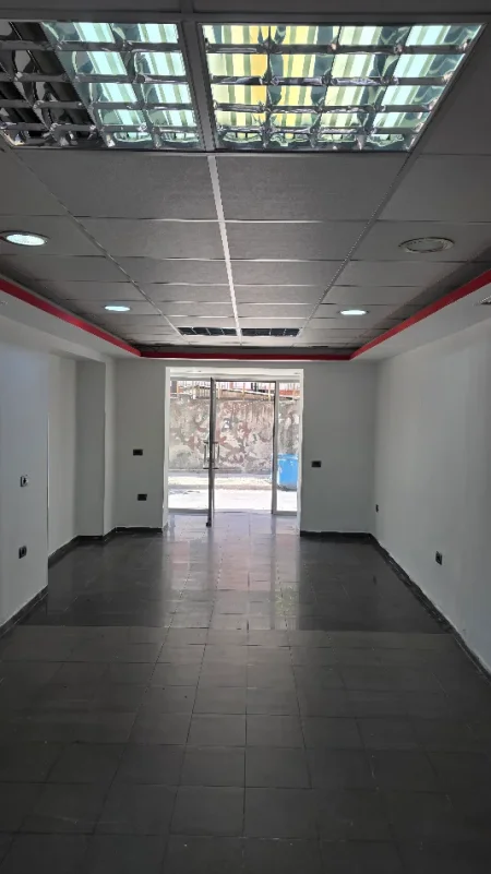 Tirane, shitet dyqan Kati 0, 40 m² 120.000 € (Rruga Imer Ndregjoni)