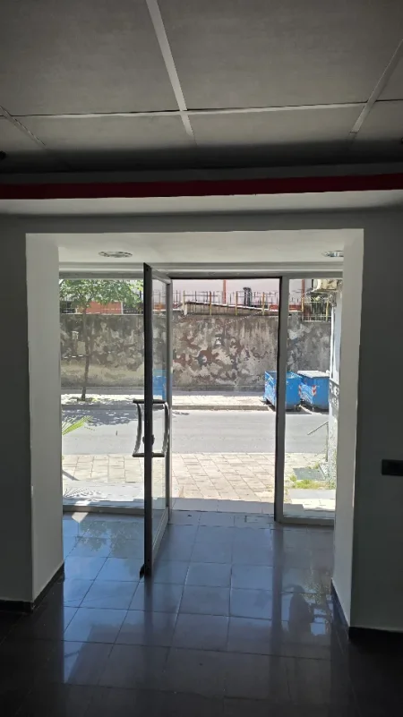 Tirane, shitet dyqan Kati 0, 40 m² 120.000 € (Rruga Imer Ndregjoni)