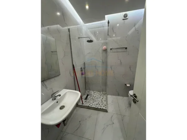 Tirane, jepet me qera apartament 1+1+Ballkon Kati 10, 650 € (Fusha e Aviacionit)