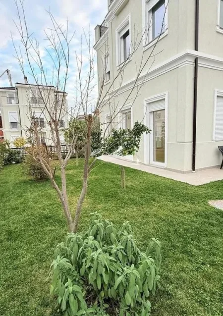 Tirane, jepet me qera Vile Vile 3 Katshe Kati 0, 250 m² 2.500 € (Teg)