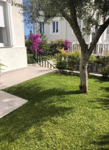 Tirane, jepet me qera Vile Vile 3 Katshe Kati 0, 250 m² 2.500 € (Teg)