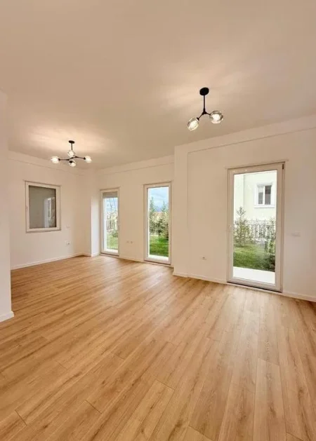 Tirane, jepet me qera Vile Vile 3 Katshe Kati 0, 250 m² 2.500 € (Teg)