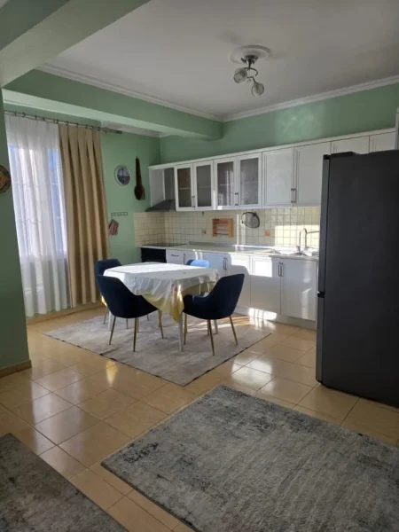 Tirane, jepet me qera apartament 2+1 Kati 2, 100 m² 650 € (Ali Demi)