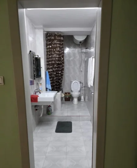 Tirane, jepet me qera apartament 2+1 Kati 2, 100 m² 650 € (Ali Demi)