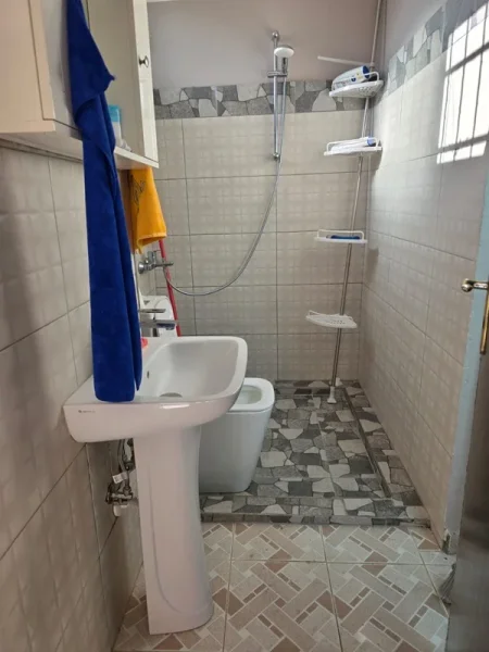 Shitet Lokal + Shtëpi në Lezhë