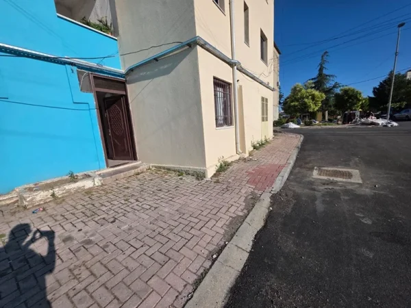 Shitet Lokal + Shtëpi në Lezhë
