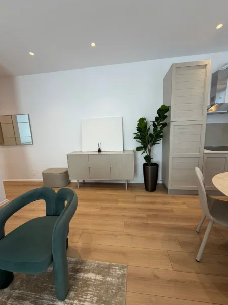Tirane, jepet me qera apartament 1+1+Ballkon Kati 2, 70 m² 105.000 Leke (Parkim i Perfshire ne Cmim )